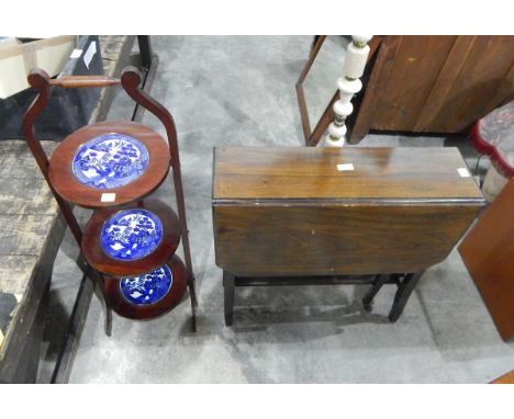 Edwardian mahogany Sutherland table and a three-tier folding cakestand, each tier inset with willow patterned ceramic plate (