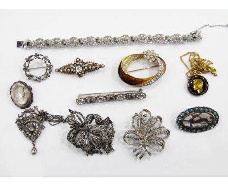 Small collection of costume jewellery including a white metal belle-epoque style paste pendant, necklace marked 925, a shell 