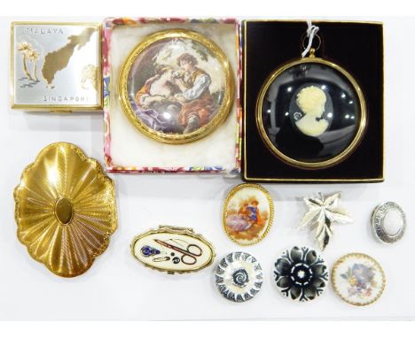 Stratton compact in original box, various other compacts, a small quantity of costume jewellery, simulated pearls, etc. 