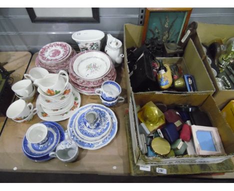 Large quantity of collectables, Alfred Meakin 'Romance' plates, blue and white ceramics, Midwinter Stylecraft 'Fashion Shape'
