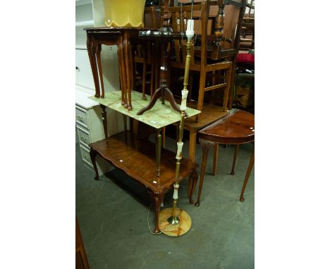 A MODERN GREEN ONYX TOP COFFEE TABLE ON BRASS SQUARE TAPERED LEGS, 35 1/2" LONG AND A SIMILAR ELECTRIC LAMP STANDARD (2) 