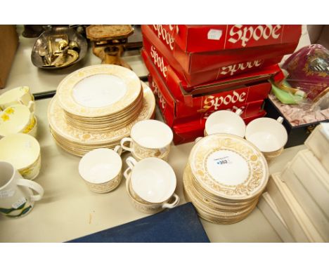 ROYAL WORCESTER HYDE PARK DINNER SERVICE FOR EIGHT PERSONS (APPROX 42 PIECES)