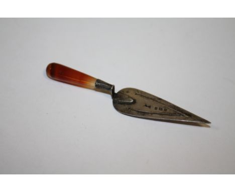 A NOVELTY ANTIQUE HALLMARKED SILVER AND AGATE TROWEL SHAPED BOOKMARK