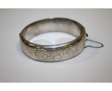 A VINTAGE HALLMARKED SILVER ENGRAVED BANGLE