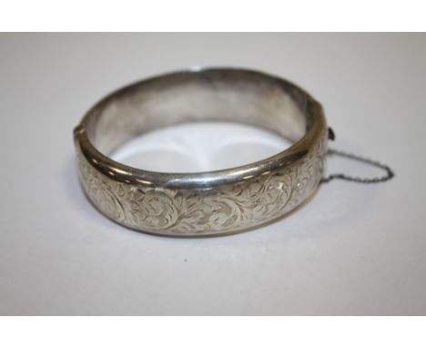 A VINTAGE HALLMARKED SILVER ENGRAVED BANGLE