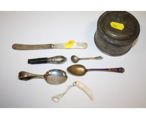 A COLLECTION OF HALLMARKED SILVER AND WHITE METAL TO INCLUDE AN EASTERN STYLE TRINKET BOX, SILVER GILT AND ENAMEL TEA SPOON, 