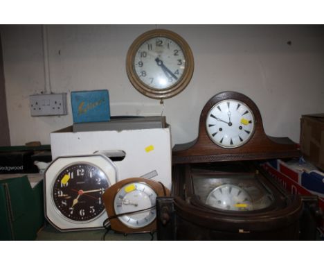 A QUANTITY OF VINTAGE CLOCKS TO INCLUDE A TEMCO ELECTRIC WALL CLOCK, PRESIDENT WALL CLOCK, ETC. TOGETHER WITH A PROJECTOR 