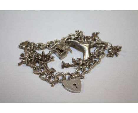 A VINTAGE SILVER CHAIN BRACELET