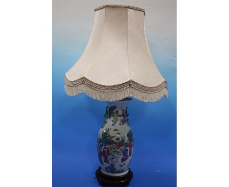 A LARGE CHINESE CERAMIC EXTENDING FIGURAL LAMP VASE, EXTENDED HEIGHT 105 CM, VASE HEIGHT 46 CM