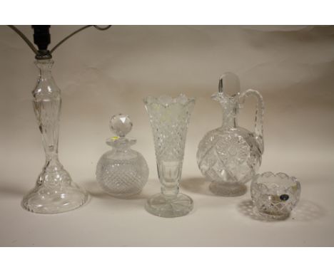 A COLLECTION OF CUT GLASS TO INCLUDE A LAMP BASE, SCENT BOTTLE, VASE, JUG ETC. (5)