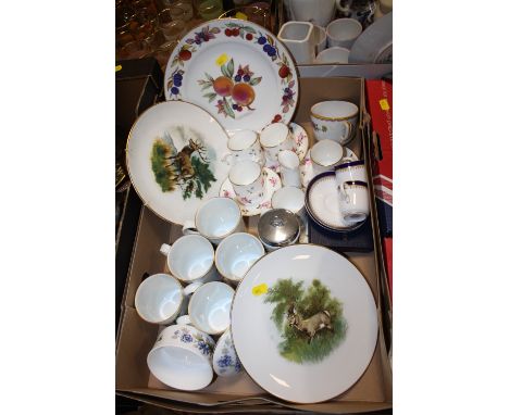 A TRAY OF ASSORTED ROYAL WORCESTER CHINA TO INCLUDE CABINET PLATES, FLORAL CUPS AND SAUCERS, EVESHAM ETC. 