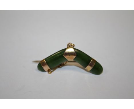 A 9CT ROSE GOLD MOUNTED JADE BROOCH IN THE FORM OF A BOOMERANG 