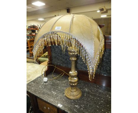 A GILT CHALK DECORATIVE TABLE LAMP WITH SHADE OVERALL H-74 CM