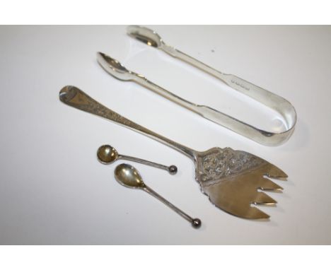 A PAIR OF HALLMARKED SILVER TONGUES TOGETHER WITH A SILVER FORK AND TWO SILVER CONDIMENT SPOONS