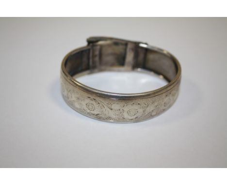 AN ANTIQUE ENGRAVED STERLING SILVER BANGLE