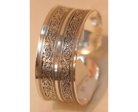 White metal ethnic type cuff bangle, D: 7 cm. P&amp;P Group 1 (£14+VAT for the first lot and £1+VAT for subsequent lots) 