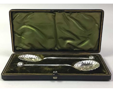 PAIR OF VICTORIAN JAM SPOONS, AND OTHER PLATED WARE the jam spoons in a fitted case, along with a set of six grapefruit spoon