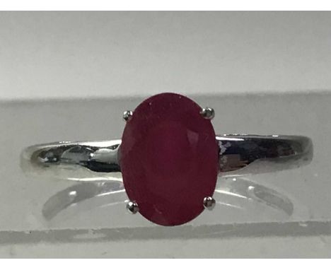 RUBY RING, in nine carat white gold, size OQty: 2.1g