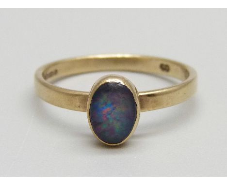 A 9ct gold and opal doublet ring, 1.8g, N 