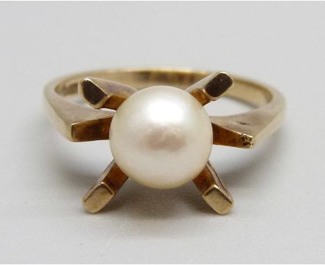 A 9ct yellow gold and pearl ring, 3.3g, O 