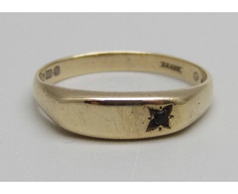 A 9ct gold ring set with a sapphire, 1.3g, K 