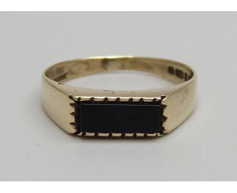 A 9ct gold and onyx signet ring, 1.2g, J 