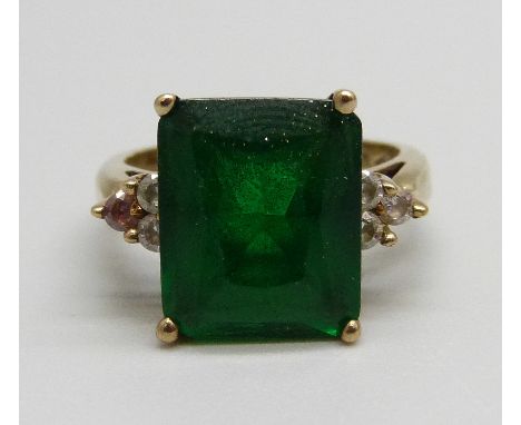 A 9ct yellow gold, green and white stone ring, 4.4g, J 