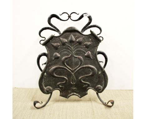 An Art Nouveau hammered copper and iron fire screen, H. 71cm.