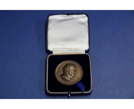 A cased Daily Mail Diamond Jubilee 1903-1963 bronze medallion, decorated bust of Cecil Harmsworth King.