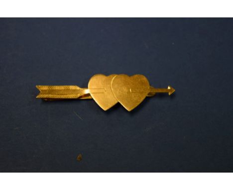 A yellow metal arrow and heart tie clip, 4.6cm wide, 3.9g.