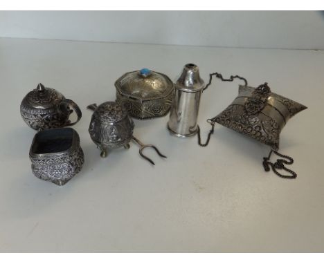 A small Eastern metal  octagonal box, 2.5" across, a purse on chain and four condiment pieces. (6)