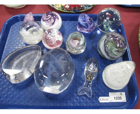 Paperweights, including Jerpoint, Caithness, Wedgwood Christmas 1976, Alum frog, Langham dolphin (12):- One Tray