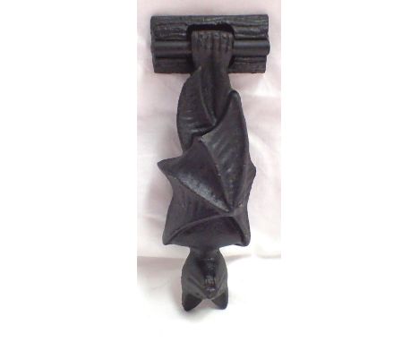 Cast iron bat door knocker, H: 20 cm. P&amp;P Group 1 (£14+VAT for the first lot and £1+VAT for subsequent lots) 