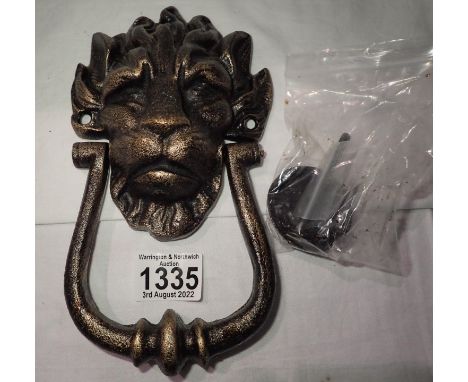 Cast iron bronzed Lion door knocker with fittings, L: 20 cm. P&amp;P Group 2 (£18+VAT for the first lot and £3+VAT for subseq