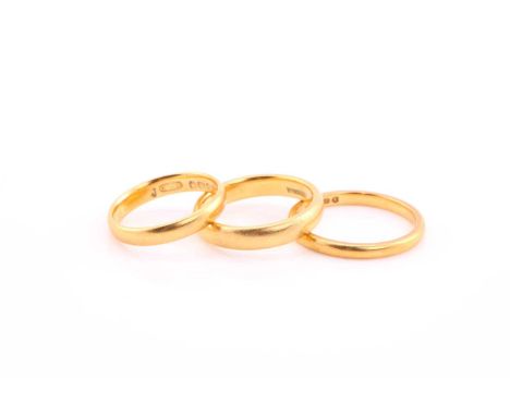 Three gold wedding bands, each hallmarked 22ct, ring sizes K, O and G.13.4grams gross.