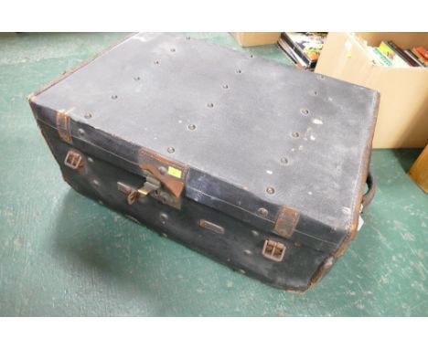 Vintage suitcase/travel trunk
