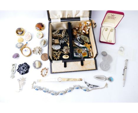 Jewellery box containing costume jewellery, brooches, clip on earrings, reticulated pencil, commemorative coins, marcasite an