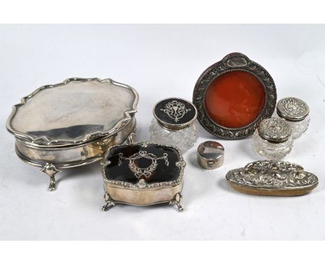 An Edwardian silver trinket box with hinged top enclosing padded silk lining, on pad feet, Lee &amp; Wigfull, Sheffield 1909,