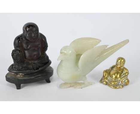 A 20th century Chinese jade bird with long tail and raised wings, post Qing dynasty, 8 cm high to/w a small simulated amber f