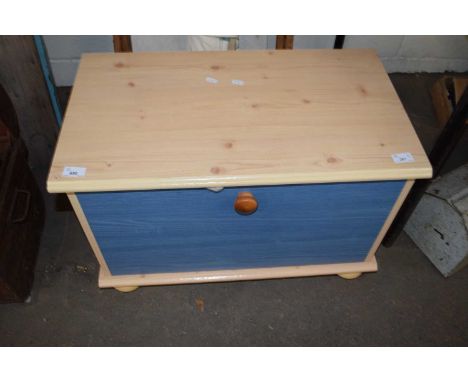 MODERN LIGHT WOOD BLANKET BOX