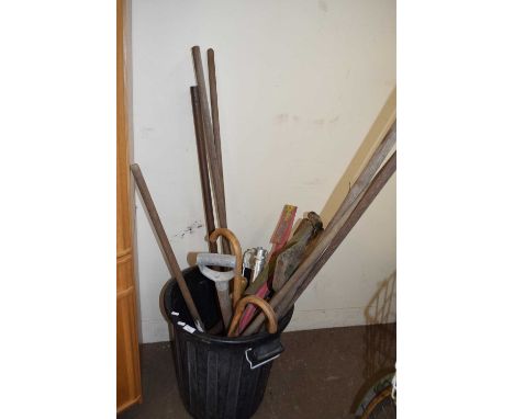 BLACK PLASTIC DUSTBIN CONTAINING VARIOUS MIXED GARDEN TOOLS
