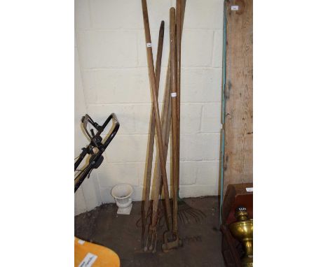 QUANTITY OF MIXED GARDEN TOOLS