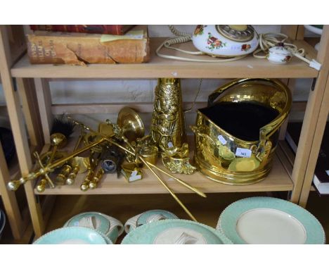 BRASS WARES TO INCLUDE COAL BUCKET, FIRE TOOLS, JUG AND MIXED ORNAMENTS ETC