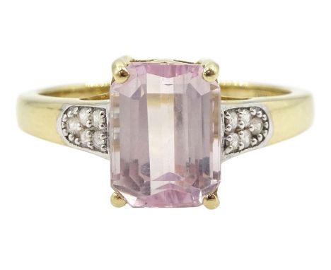 9ct gold single stone kunzite ring, with white topaz shoulders, hallmarkedCondition Report:Approx 3.25gm, size T-U, head dime