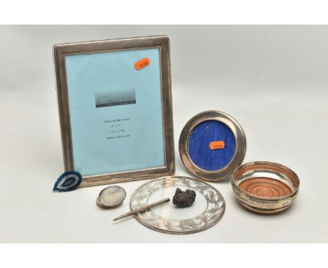 A SMALL PARCEL OF 20TH CENTURY SILVER, ETC, comprising an Elizabeth II silver mounted rectangular photograph frame with gadro