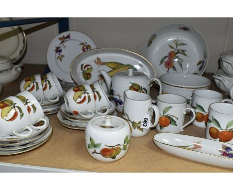 THIRTY ONE PIECES OF ROYAL WORCESTER EVESHAM TEA AND DINNER WARES, to include a salad bowl, a vegetable dish, a souffle dish,