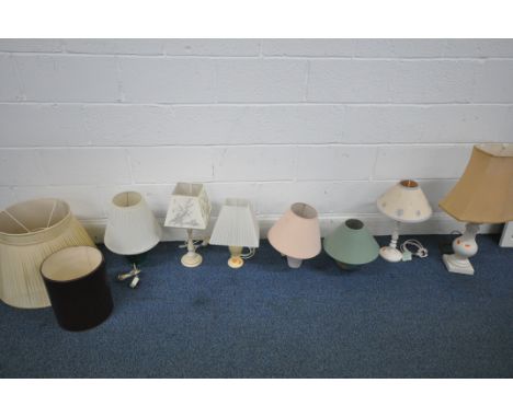 A SELECTION OF VARIOUS TABLE LAMP, of various style and shapes, all with shades, along with a standard lamp shade and a leath