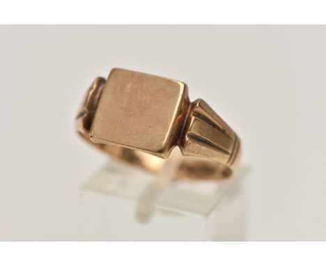 A GENTS 9CT GOLD SIGNET RING, yellow gold, polished square signet ring, textured shoulders leading onto a polished, hallmarke