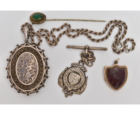 AN ASSORTMENT OF LATE 19TH CENTURY AND EARLY 20TH CENTURY JEWELLERY ITEMS, to include a large white metal locket, centrally e