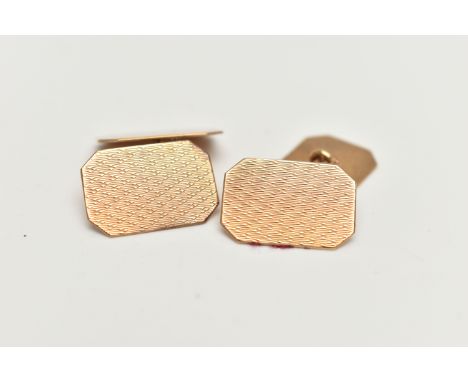 A PAIR OF 9CT GOLD CUFFLINKS, rectangular form with cut off edges, engine turned pattern, chain link fittings, hallmarked 9ct